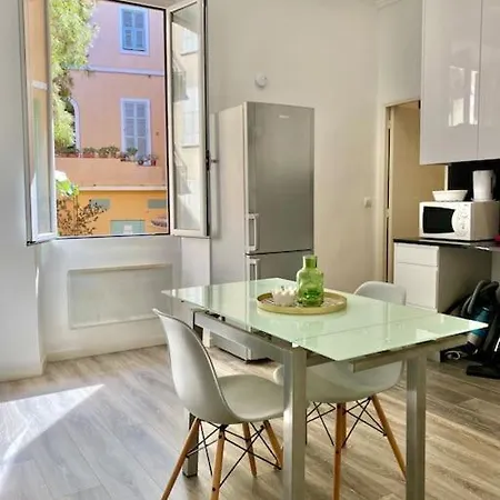 Modern Jewel In The Midst Of Old Town Charm Apartment *